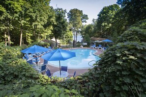 حمّام سباحة خارجي موسمي، مظلات على حمّام الس باحة، مقاعد للتشمس