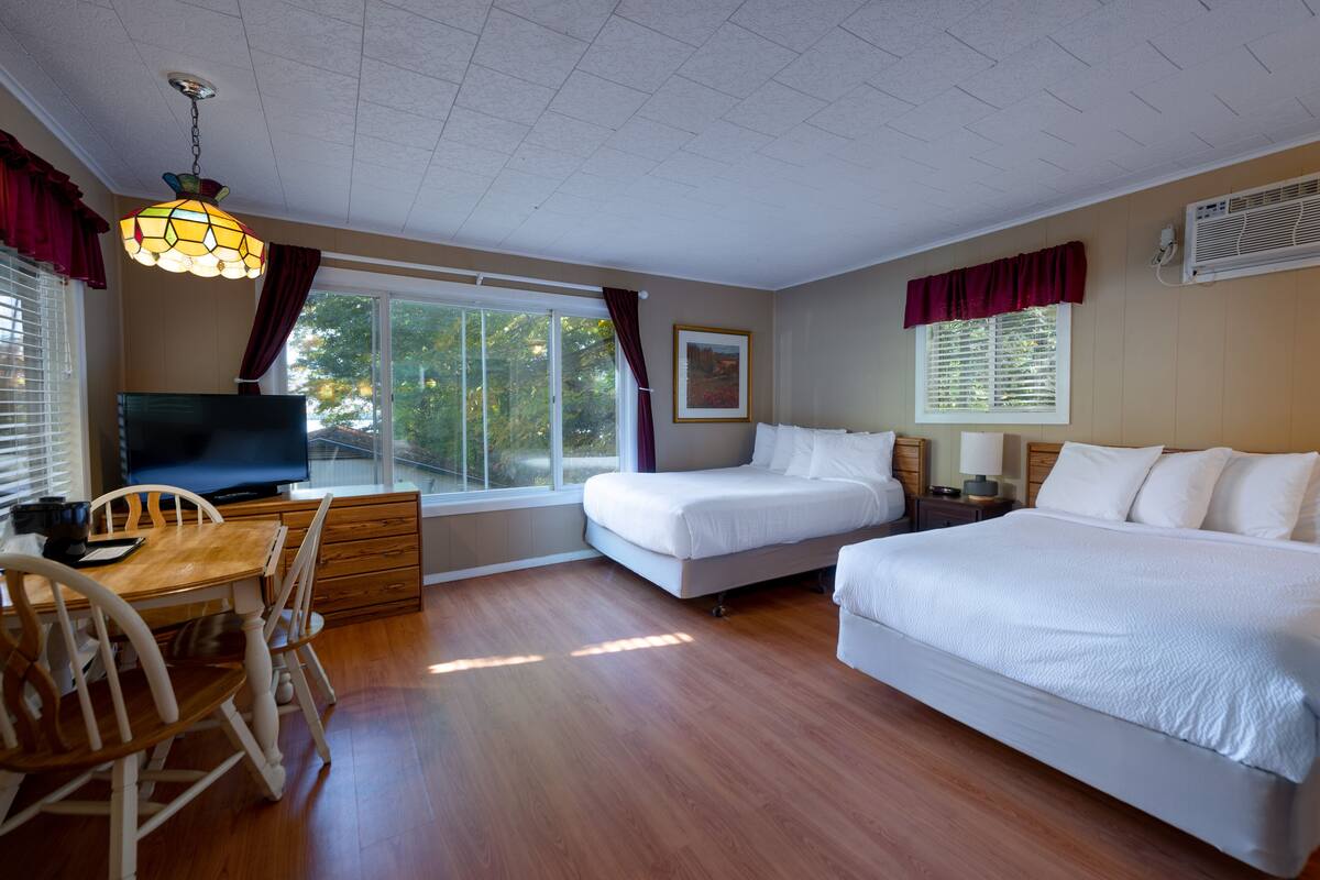 Studio Room, 1 Queen Bed and 1 Double Bed, Private Deck, Kitchenette | مكواة/لوح كي وواي فاي مجانًا وملاءات أسرّة