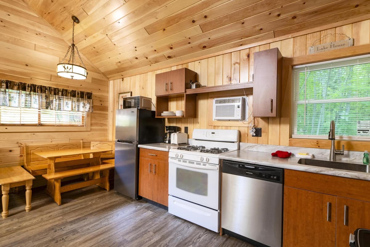 cottage, 1 bedroom, kitchen | private kitchen | microwave, coffee/tea maker