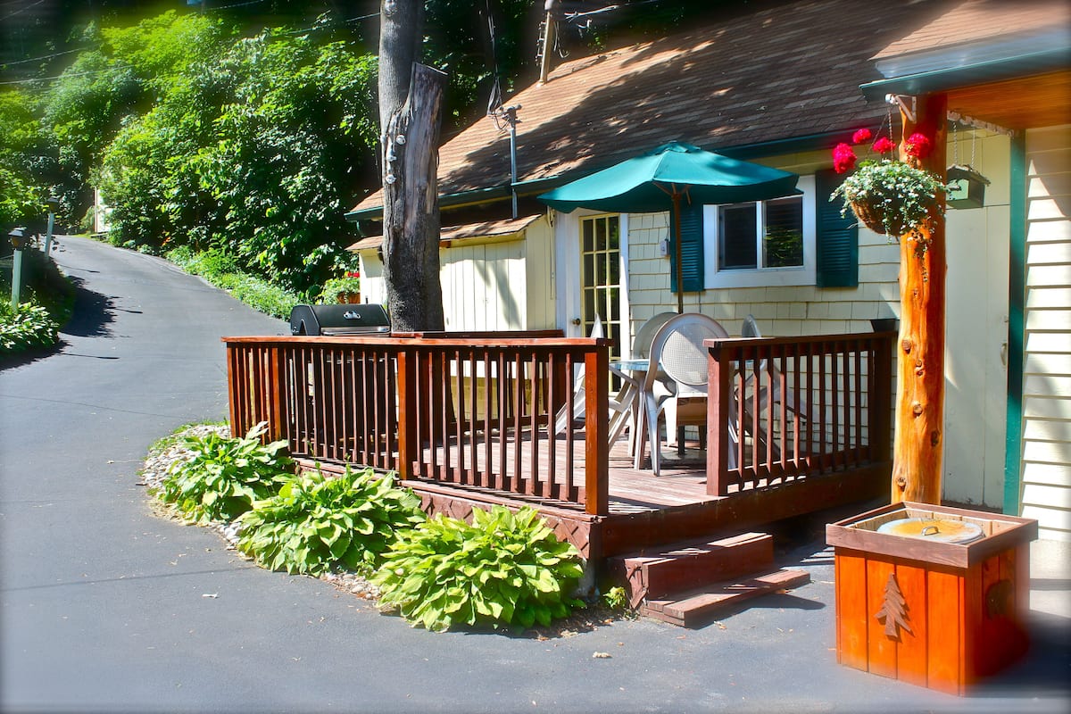 Cozy 1 Bedroom Cottage with Loft, Kitchen | Terrace/patio