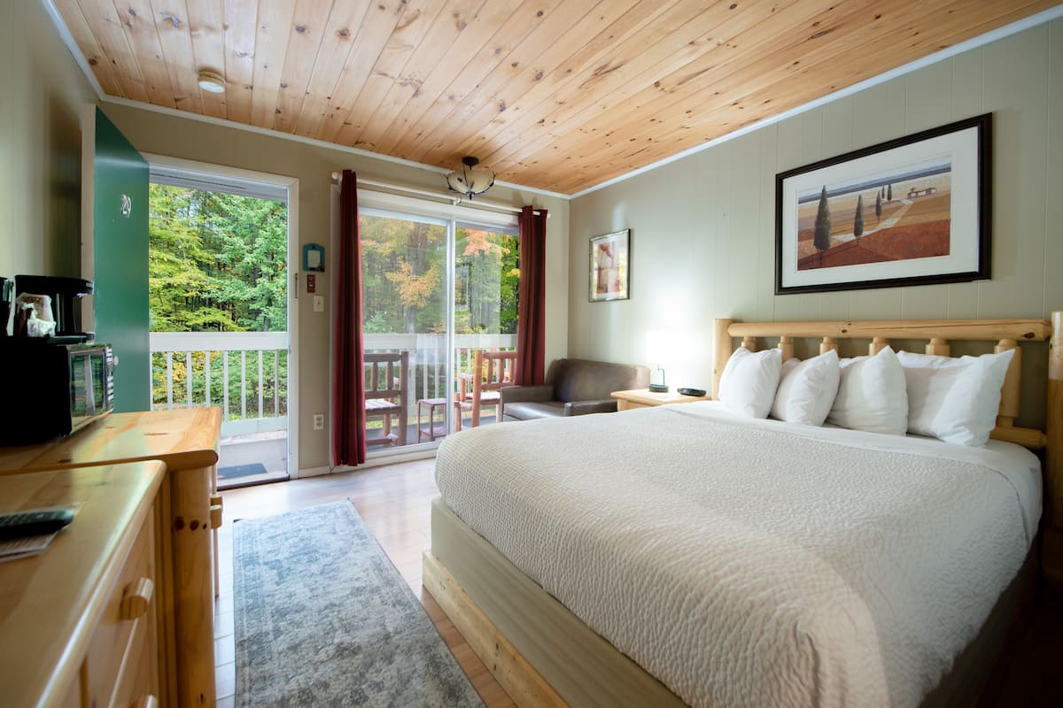 Standard Room, 1 Queen Bed | 1 bedroom, iron/ironing board, free WiFi, bed sheets