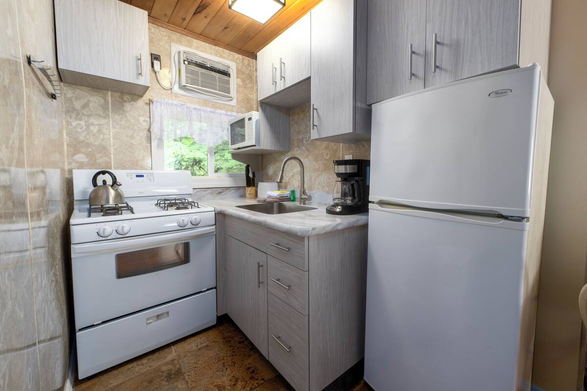 2 bedroom suite, deck, kitchen | private kitchen | microwave, coffee/tea maker