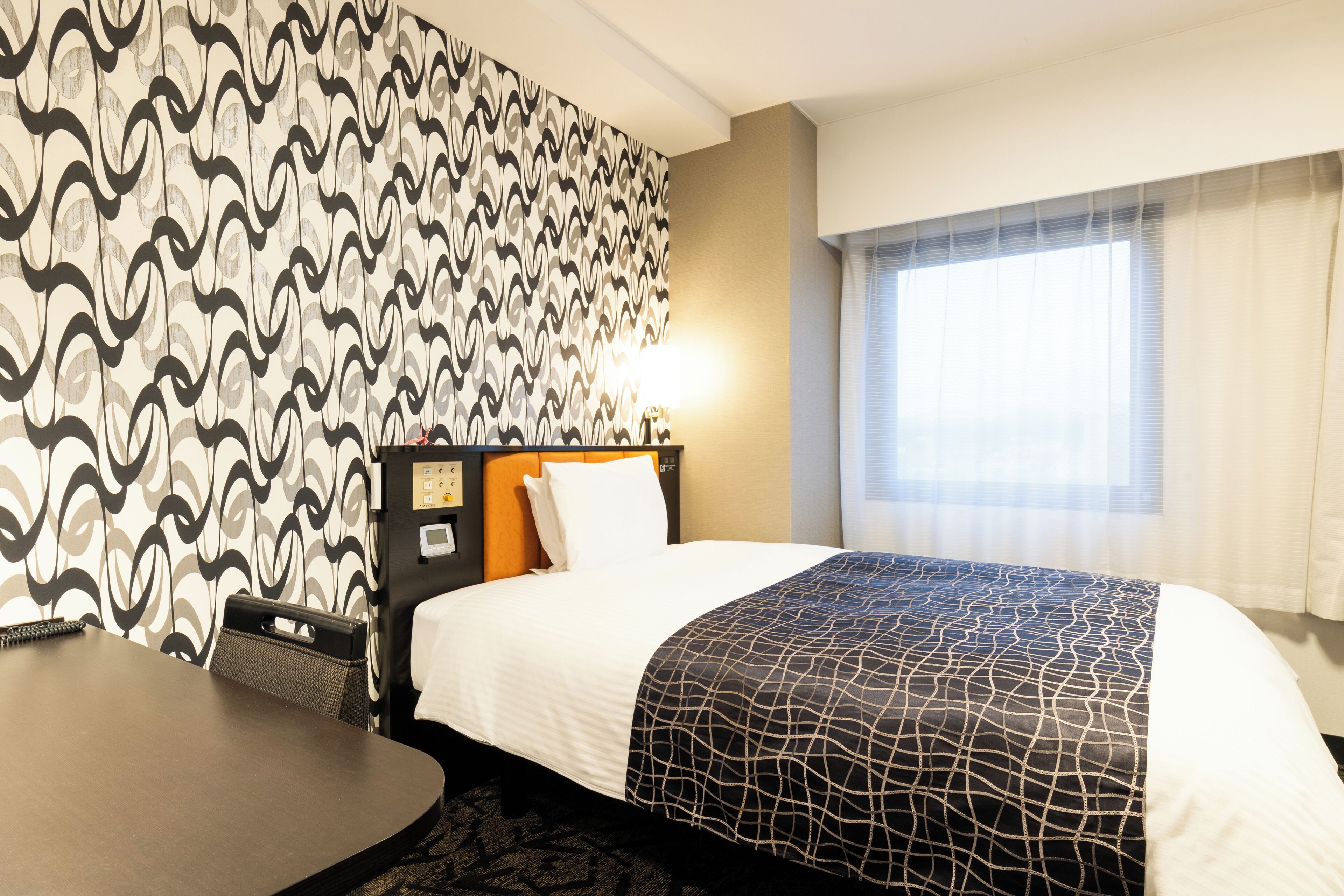 Escritorio, cortinas blackout, wifi gratis y ropa de cama 