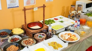 Ein Buffet mit verschiedenen Speisen und Beilagen.