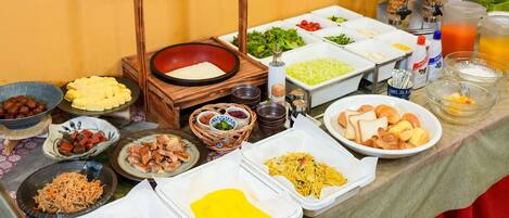 Una mesa de buffet con diversos alimentos y condimentos.