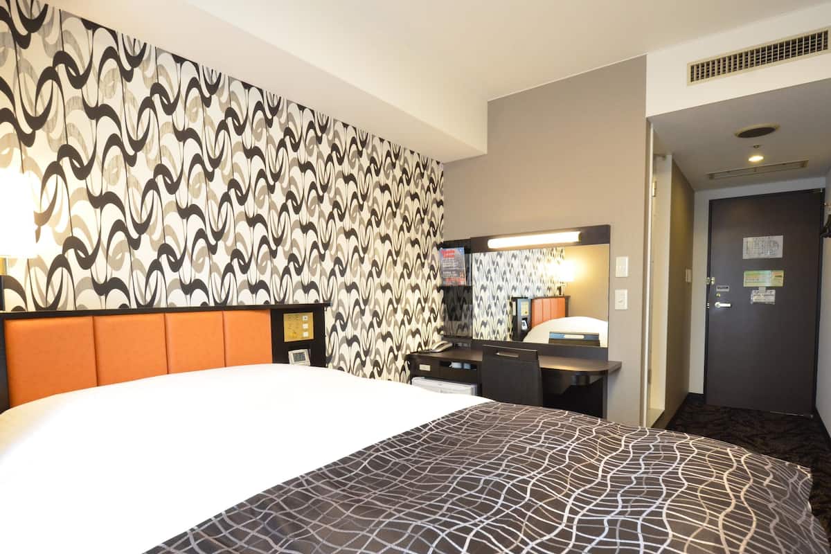 Desk, blackout drapes, free WiFi, bed sheets