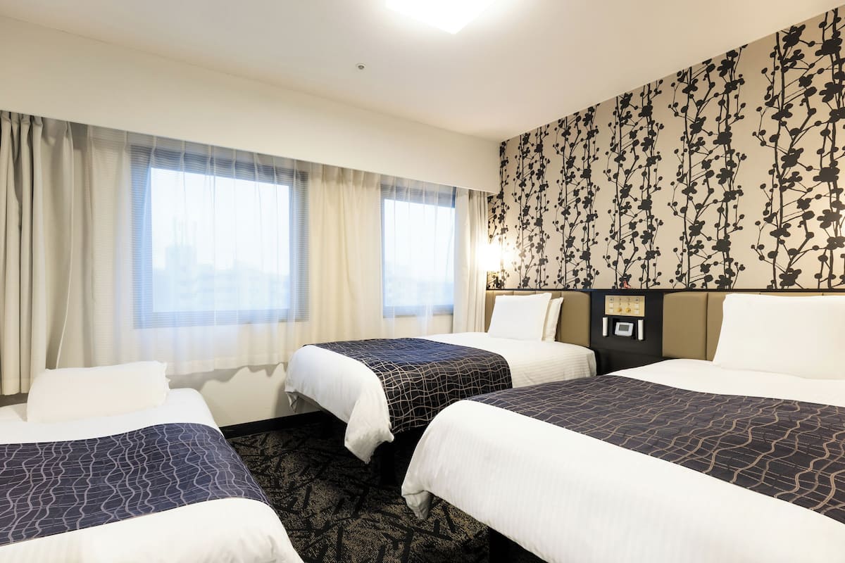 Escritorio, cortinas blackout, wifi gratis y ropa de cama