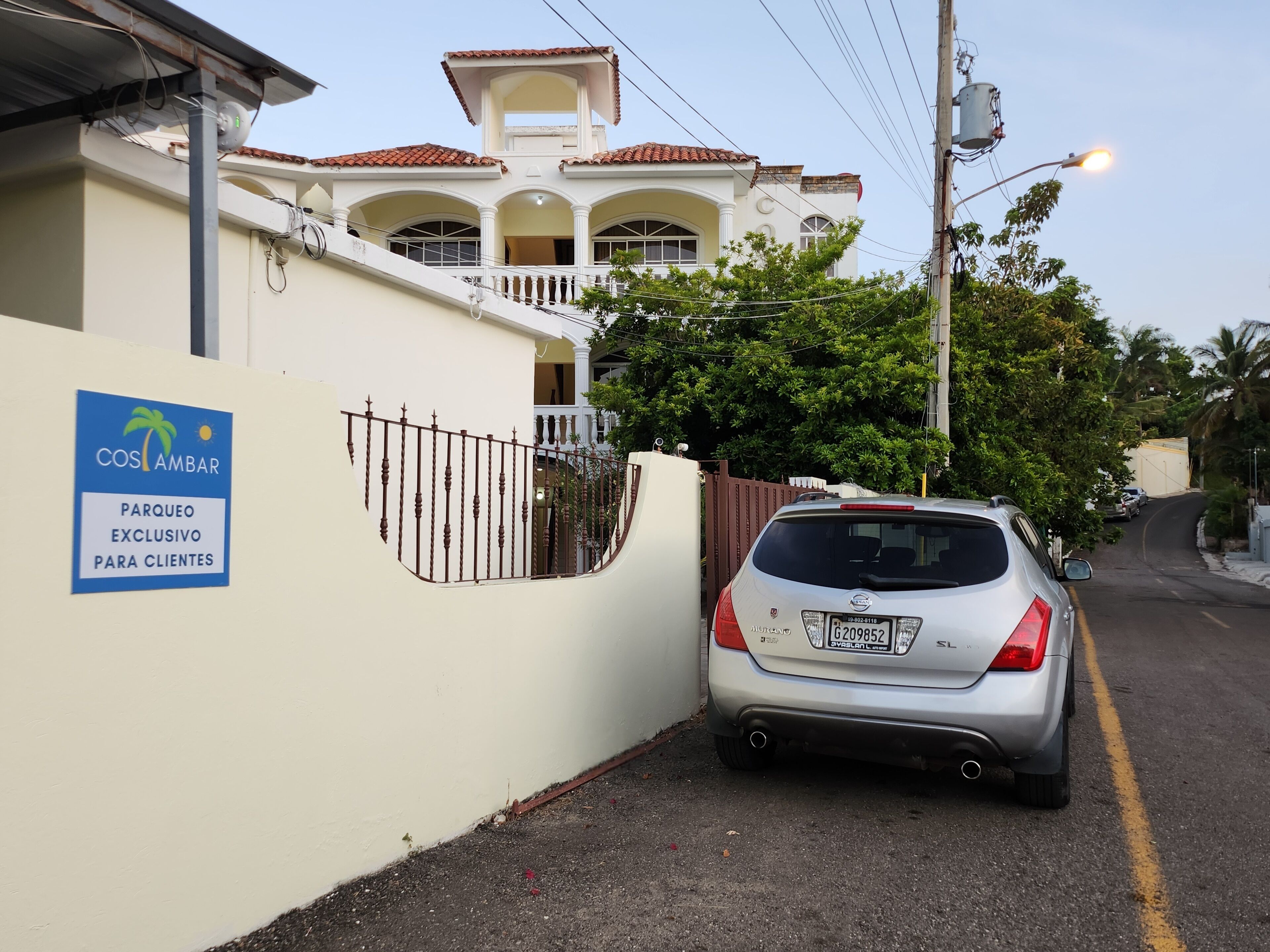 Zona residencial privada con un letrero que indica que es un parque exclusivo para clientes.