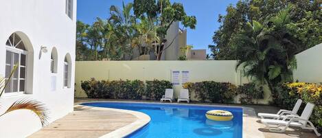 Utendørsbasseng og solsenger