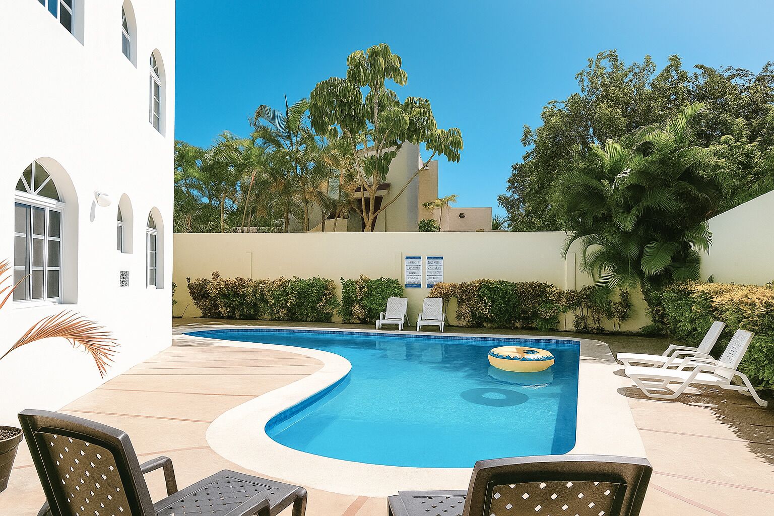 Utendørsbasseng og solsenger