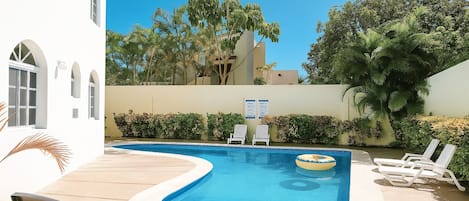 Utendørsbasseng og solsenger