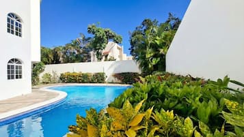 Outdoor pool, open 9:00 AM to 9:00 PM, pool loungers