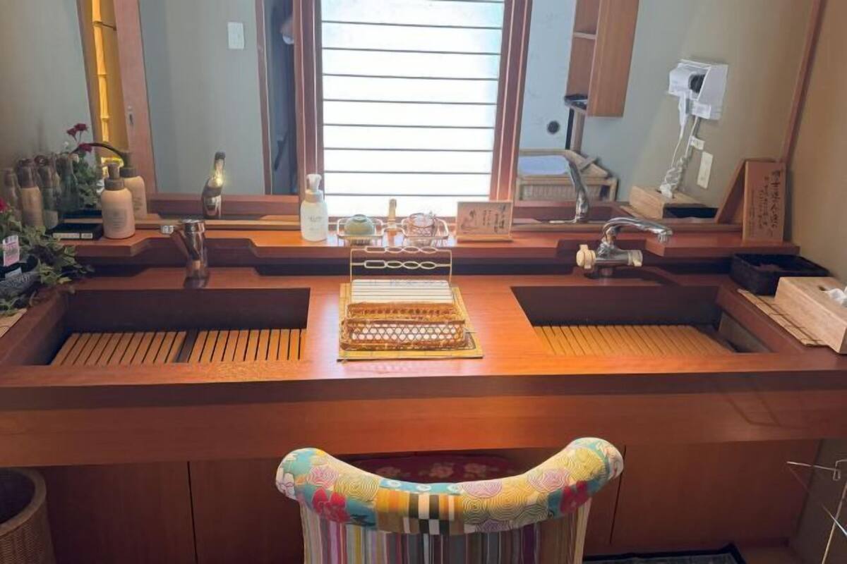 Bathroom | Free toiletries, hair dryer, slippers, towels