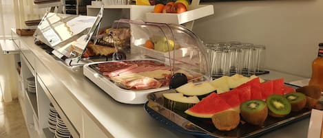 Petit déjeuner buffet (5 EUR par personne)