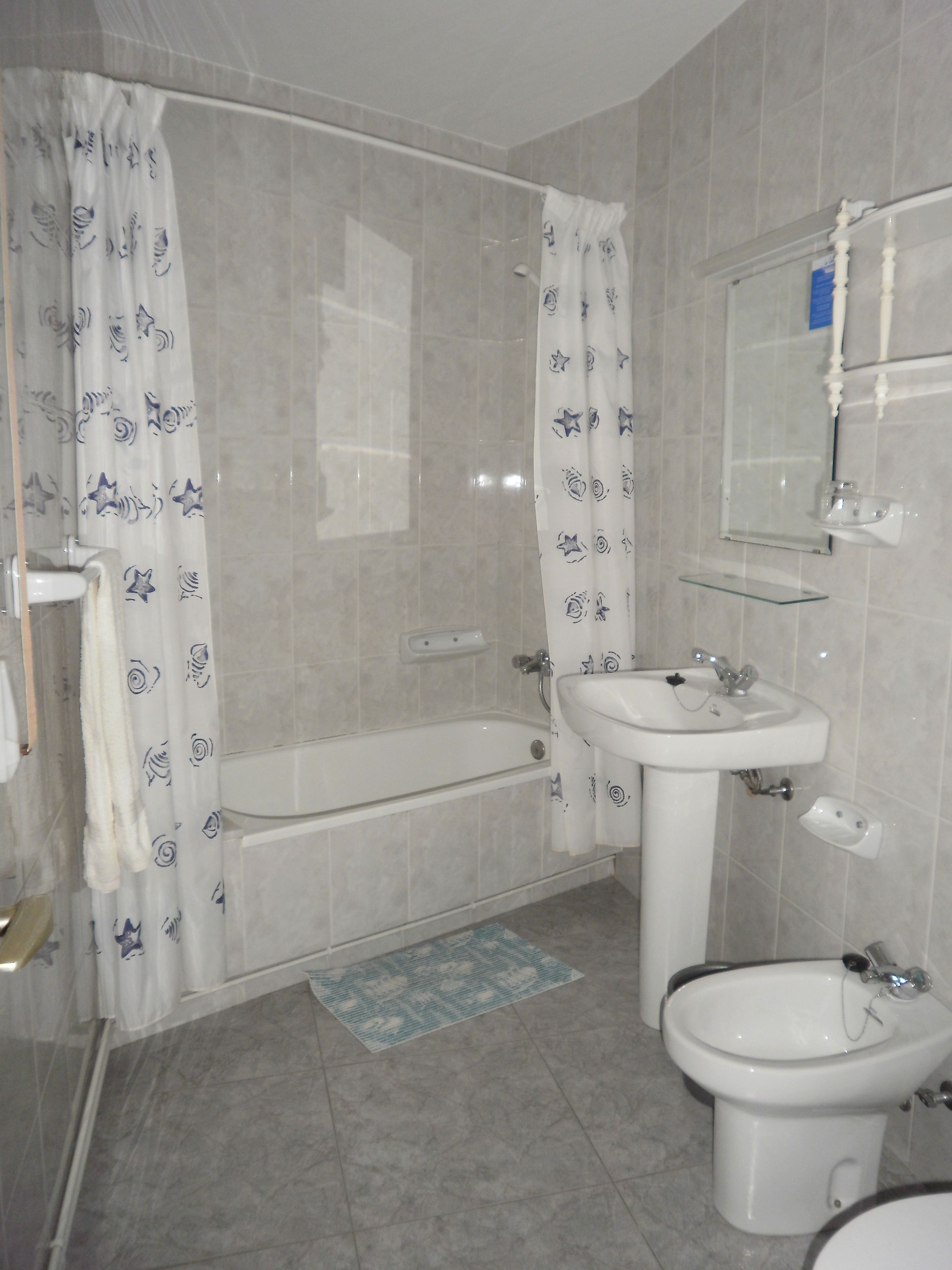 economy room (1 bed) | bathroom | combined shower/bathtub, deep-soaking bathtub, rainfall showerhead