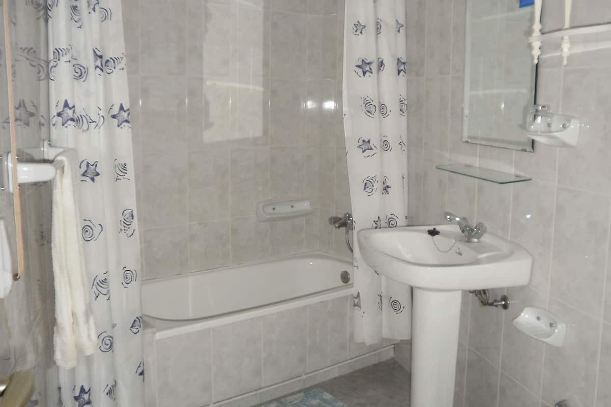 economy room (1 bed) | bathroom | combined shower/bathtub, deep-soaking bathtub, rainfall showerhead