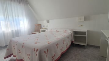 Quarto casal (1 Bed) | Escrivaninha, cortinas blackout, berços (sobretaxa), Wi-Fi de cortesia