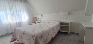 Kahden hengen huone (1 Bed) | Työpöytä, pimennysverhot, vauvansängyt, ilmainen Wi-Fi