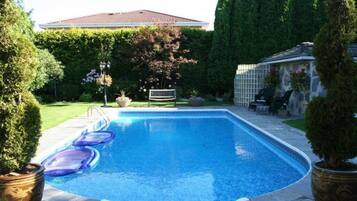 Outdoor pool, sun loungers