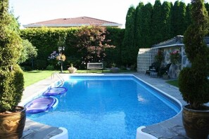 Outdoor pool, pool loungers - The Stone Hedge B&B (Richmond)