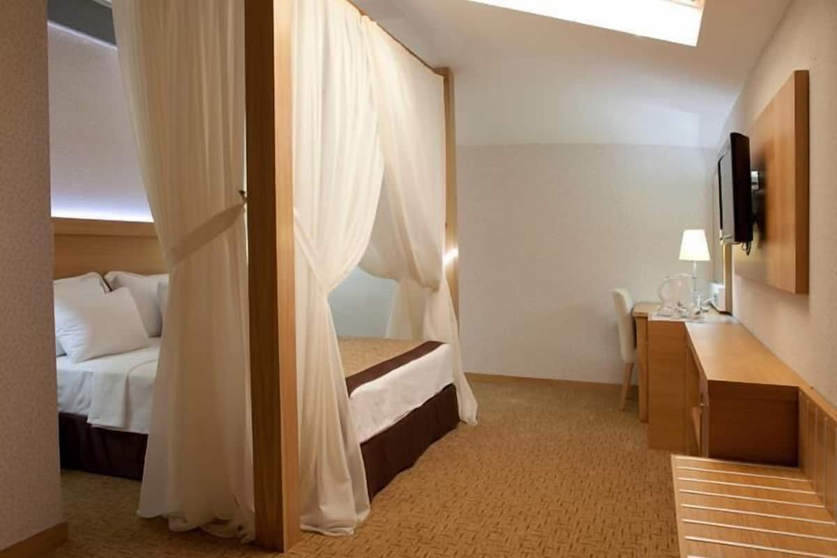 Hochwertige Bettwaren, Minibar, Zimmersafe, Schreibtisch
