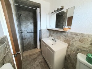Zimmer, 1 Queen-Bett, Kühlschrank und Mikrowelle, Meerblick | Badezimmer | Dusche, Handtücher