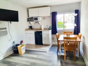 Family Studio Suite, Kitchenette | Private kitchenette | Mini-fridge, microwave - The Coral Sands Motel (Ocean City)