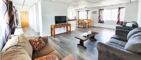 Apartment, 1 Schlafzimmer, Küche, eingeschränkter Meerblick | Wohnzimmer