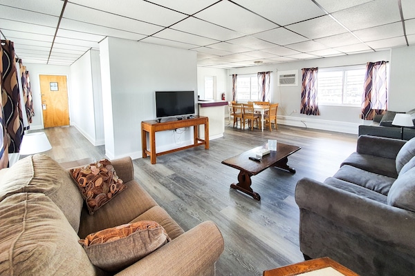 Apartment, 1 Schlafzimmer, KĂŒche, eingeschrĂ€nkter Meerblick | Wohnzimmer