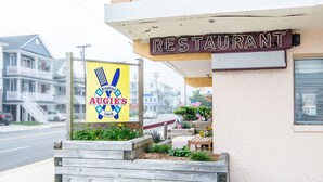 Un restaurante llamado AUGIE'S con un cartel anunciando desayuno, almuerzo y cena.