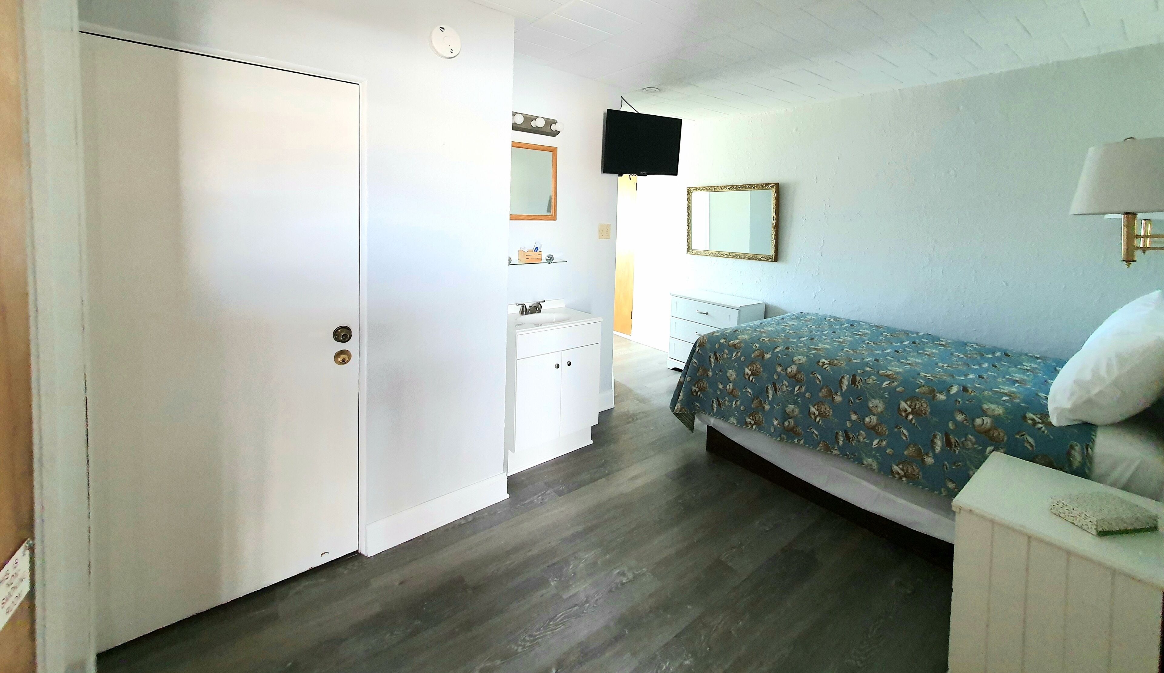 Apartment, 1 Bedroom, Kitchen, Partial Ocean View | Blackout drapes, iron/ironing board, travel crib, free WiFi