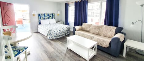 Deluxe-huone, 1 keskisuuri parisänky ja vuodesohva | Pimennysverhot, silitysrauta/-lauta, ilmainen Wi-Fi