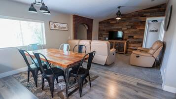 21 on 12 Family unit | Aire de séjour | Téléviseur à écran plat