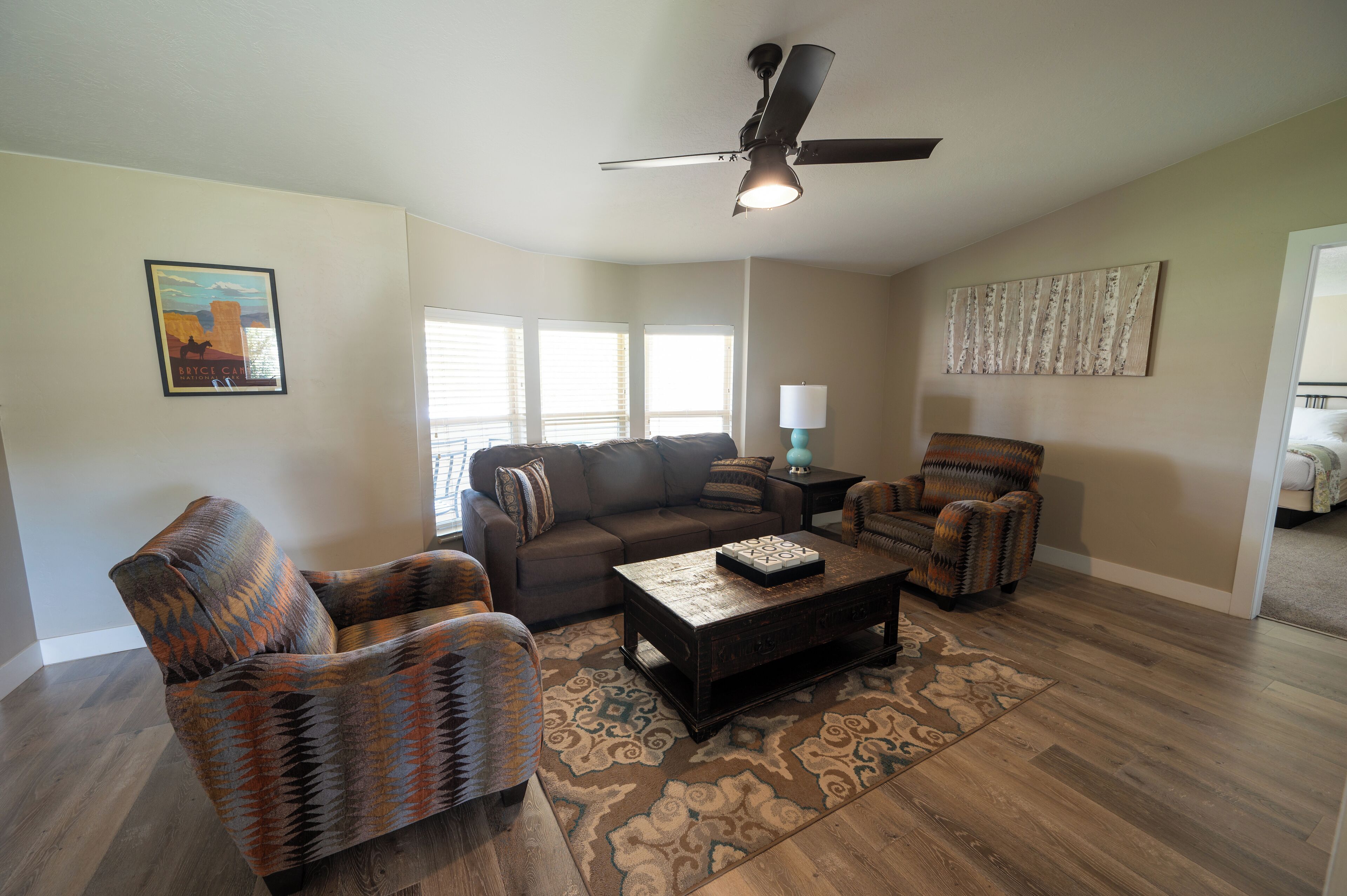 21 on 12 Family unit | Coin séjour | Télévision à écran plat