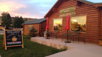 ห้องดีลักซ์ | ร้านอาหาร | บริการอาหารกลางวันและอาหารเย็น, พิซซ่า