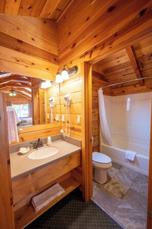 Combined shower/bathtub, eco-friendly toiletries, hair dryer, towels - Bryce Canyon Inn (Tropic)