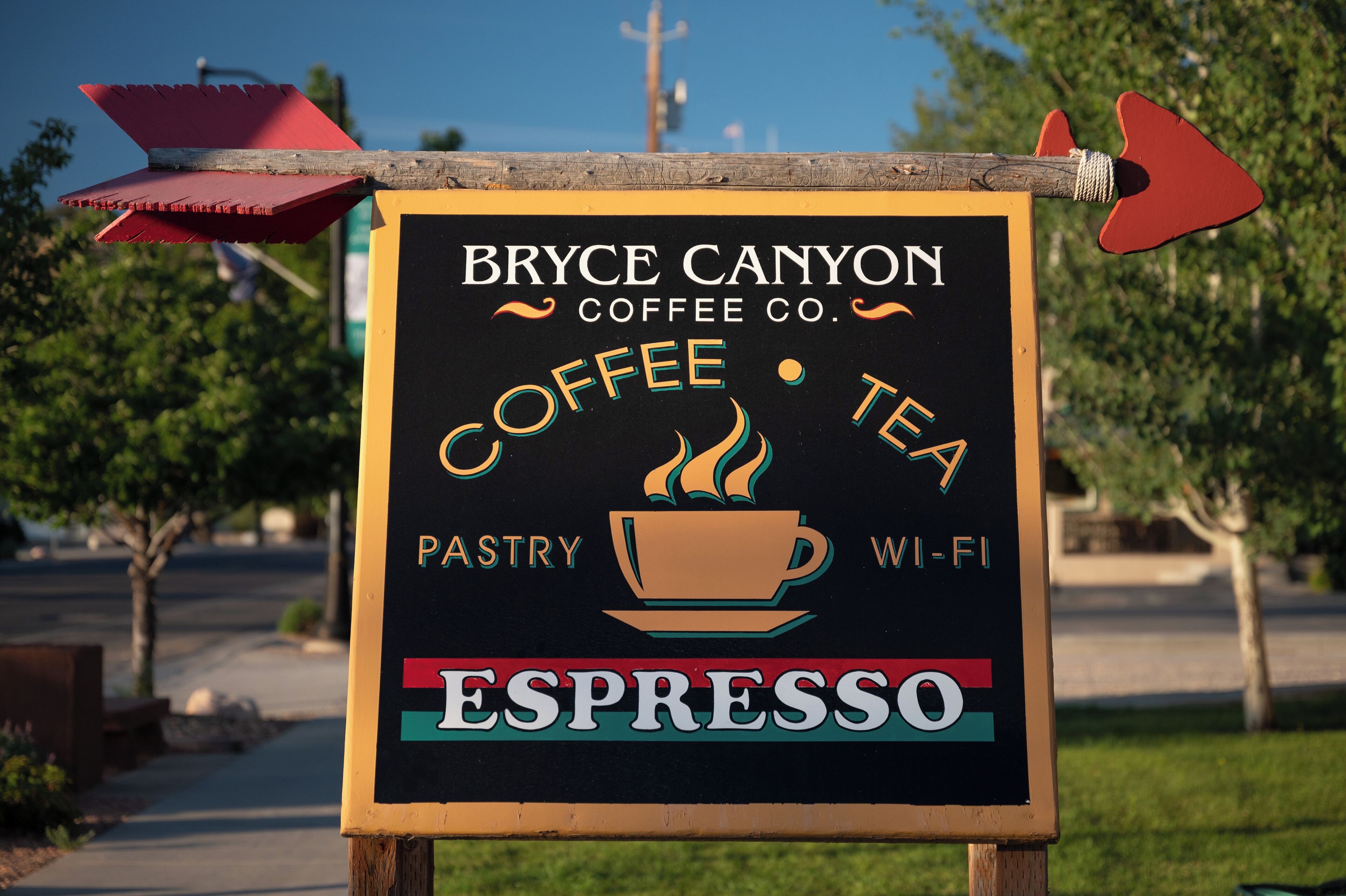 Bordje voor Bryce Canyon Coffee Co. met koffie, thee, espresso, gebak en Wi-Fi.