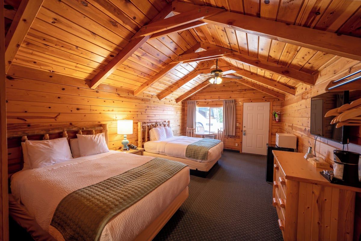 Cabaña estándar, 2 camas Queen size | Wifi gratis, decoración personalizada y muebles diferentes 