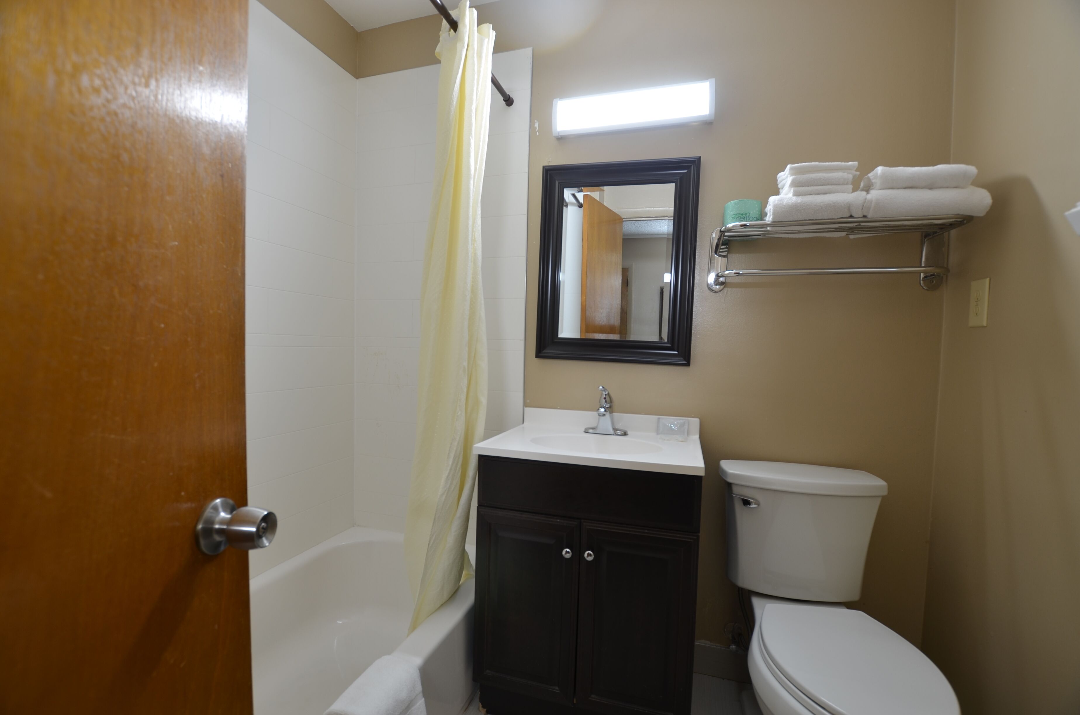 2 Queen Beds | Desk, laptop workspace, free WiFi, bed sheets