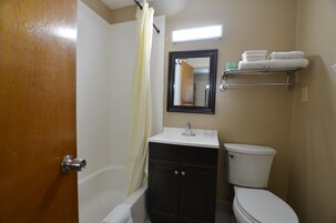 Quarto standard, 2 camas Queen | Escrivaninha, espaço de trabalho para notebook, Wi-Fi de cortesia
