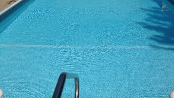 Una piscina al aire libre de temporada