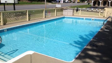 Kolam renang outdoor musiman