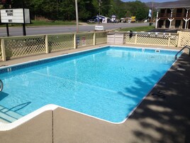 Una piscina al aire libre de temporada