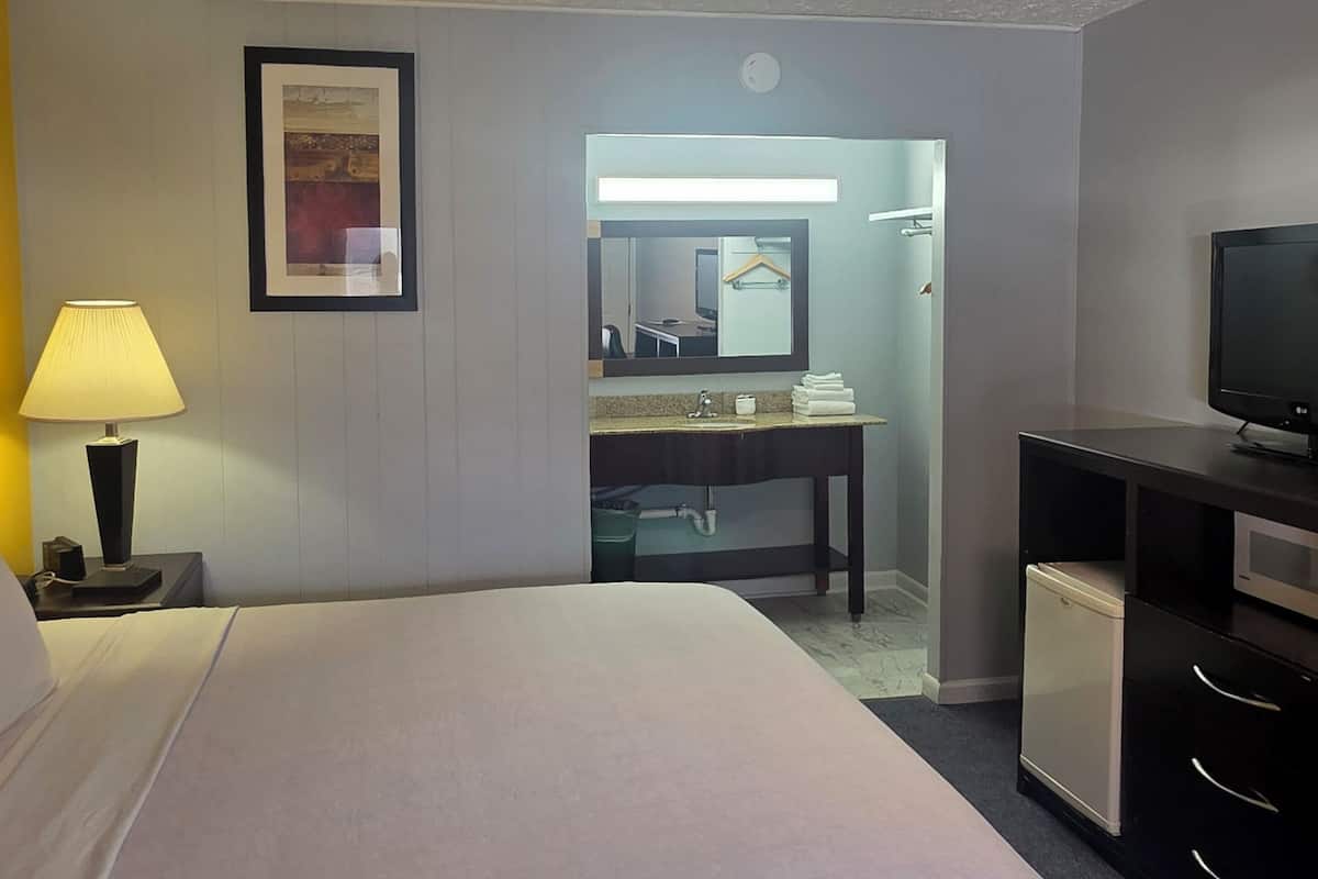 Camera Basic | Una scrivania, postazione laptop, Wi-Fi gratuito, lenzuola