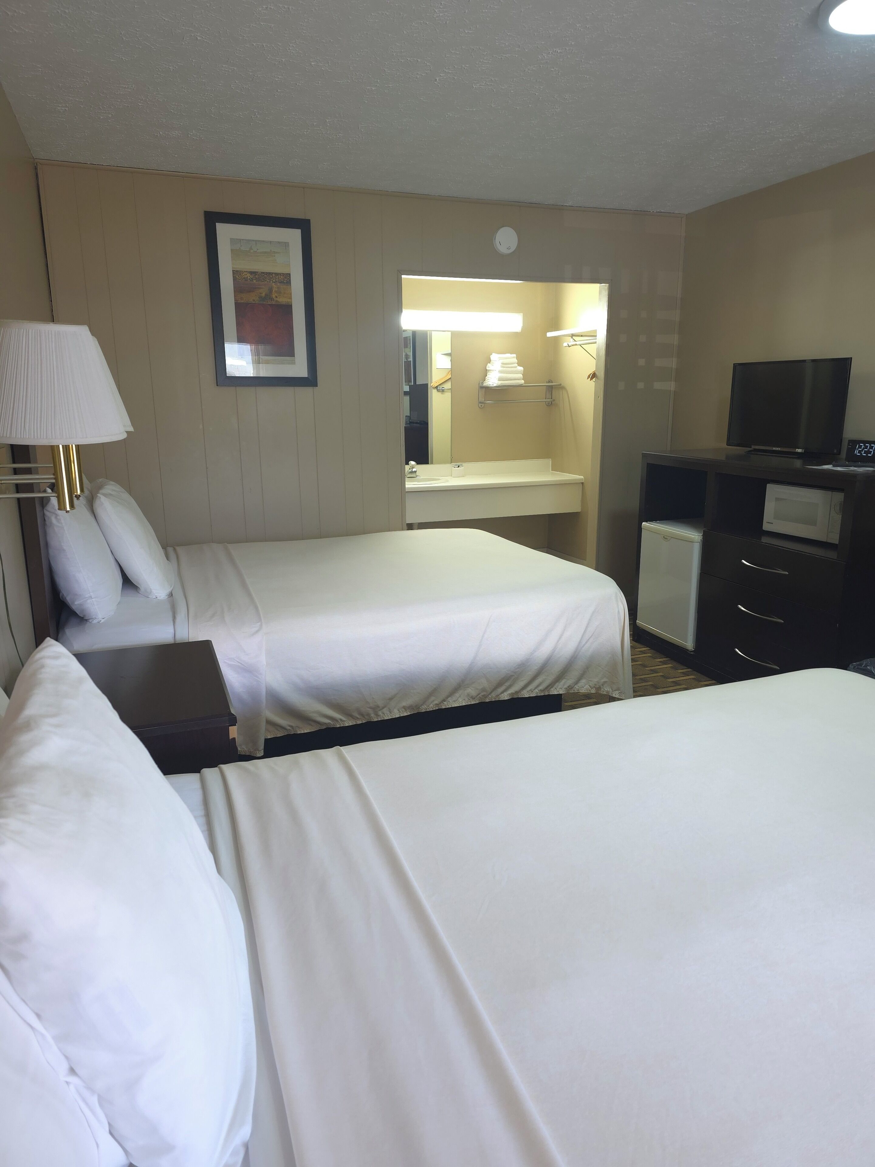 Camera Basic | Una scrivania, postazione laptop, Wi-Fi gratuito, lenzuola