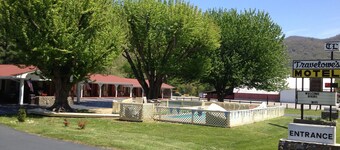 Travelowe's Motel