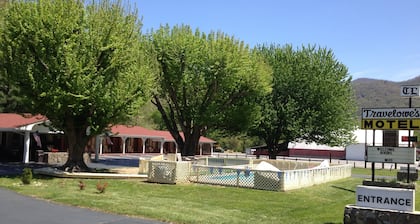Travelowe's Motel