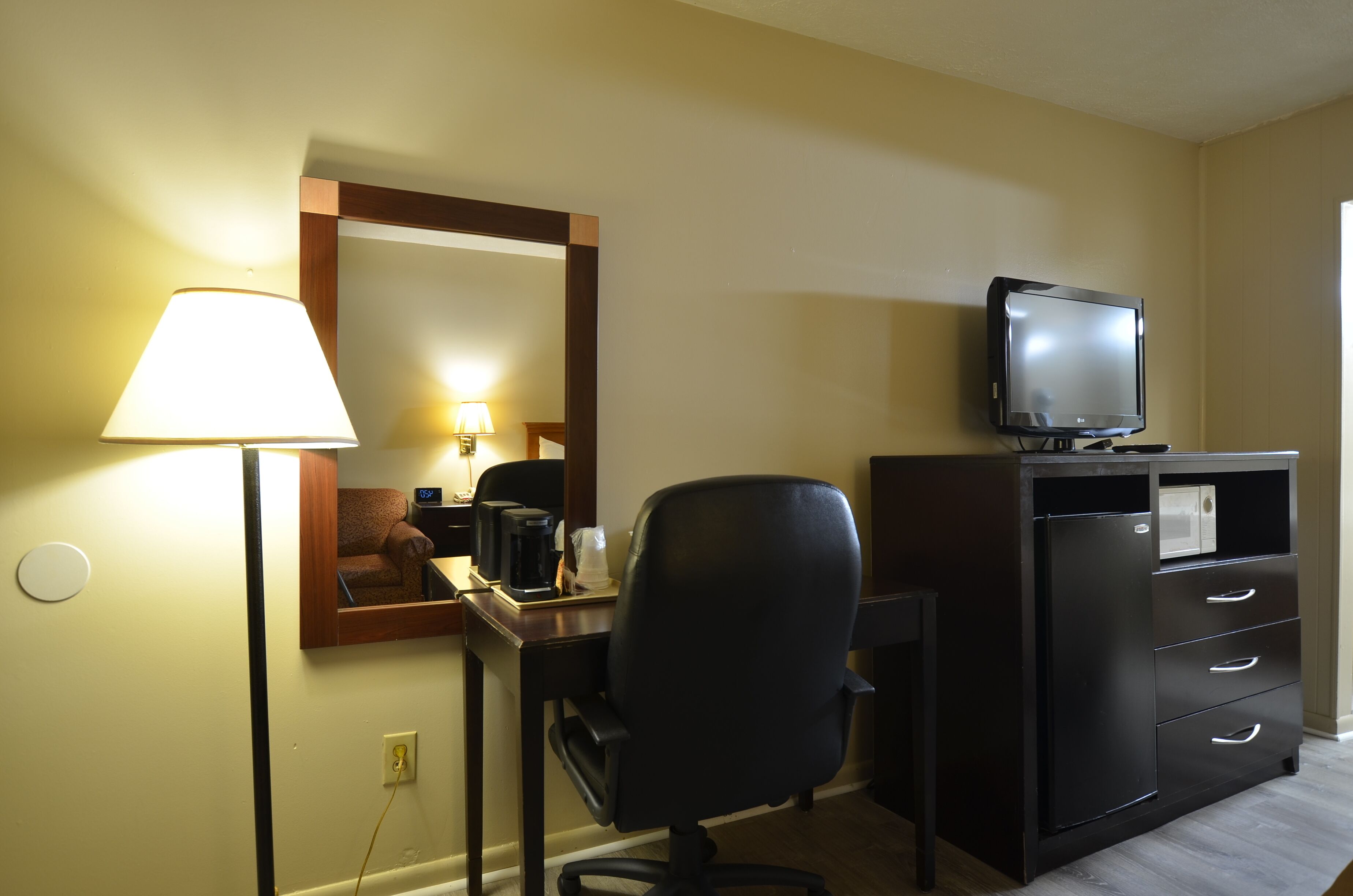 Standard Room, 1 King Bed (Non Smooking) | Desk, laptop workspace, free WiFi