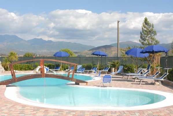 Una piscina al aire libre de temporada