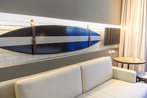 Quarto luxo, vista para a piscina | Cofres nos quartos, cortinas blackout, ferros/tábuas de passar roupa